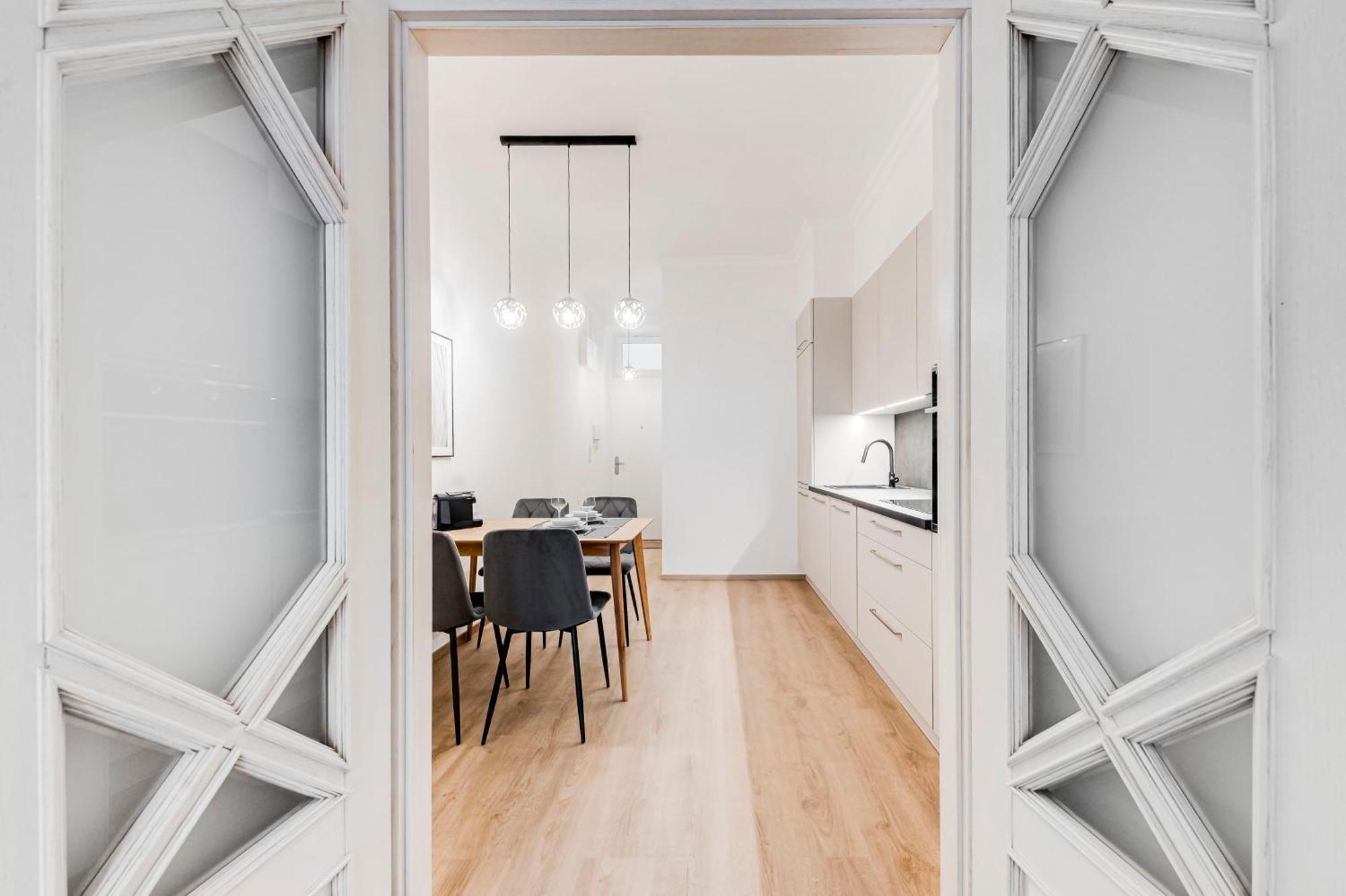 One Bedroom At Sokolovska Apartment *